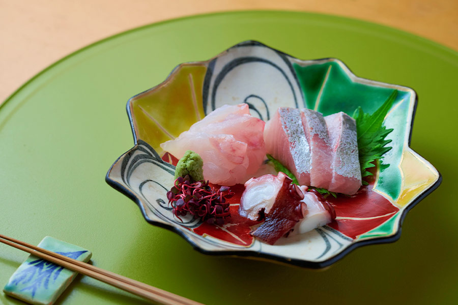 鮮度抜群の海鮮を贅沢に味わえる旬の刺身盛り合わせ、季節の味覚を彩り豊かに堪能できるアラカルトメニューと会席コースが人気