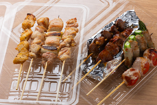 焼き鳥や一品料理のテイクアウトも可能
