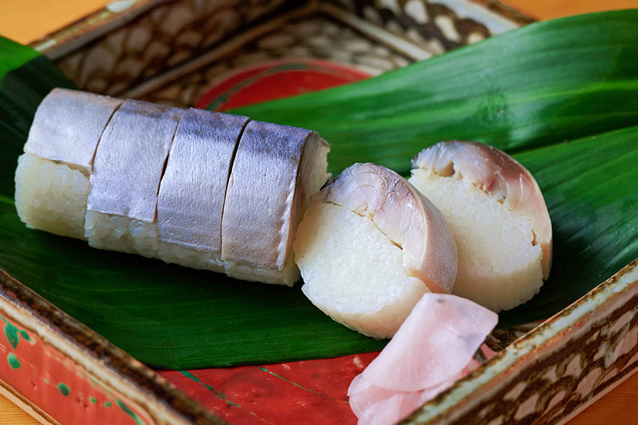 脂がのった肉厚の鯖とシャリの一体感が美味しい「鯖寿司」もおすすめ