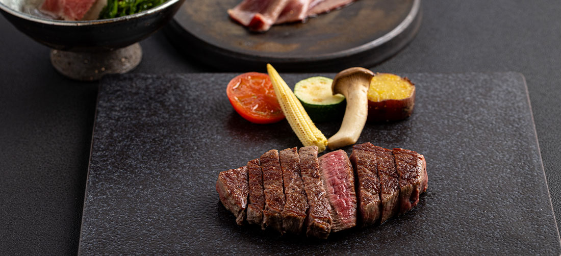 厚さ2cmの鉄板で丁寧に焼き上げる肉料理