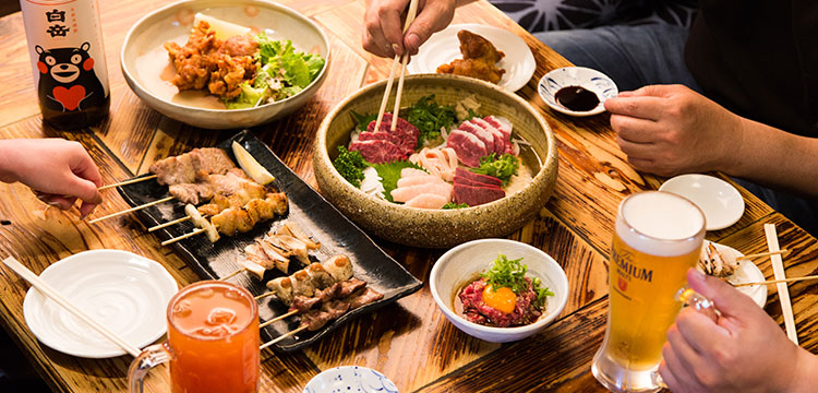 熊本市・健軍町電停近くの和食『馬刺の店 たぬき』の口コミレポート。新鮮な馬刺しと炭火焼き鳥が名物の居酒屋