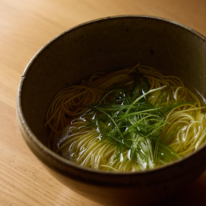 伊達鶏と名古屋コーチンのガラを4時間半かけて炊き上げた特製「鶏そば」もおすすめ