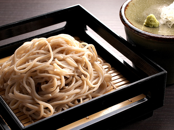 郷土料理の手打ちそばも満喫