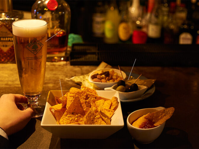 料理とお酒を気軽に楽しめるダイニングバー