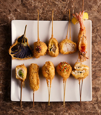 市場や実家の老舗鮮魚店から仕入れる新鮮な魚介や厳選食材を用いた串揚げがおすすめ