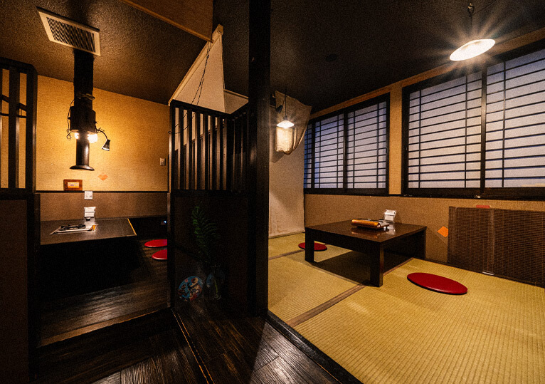 落ち着いた和モダンの店内客席