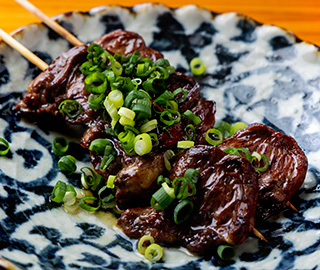 香ばしい香りが食欲をそそる備長炭の串焼きが人気