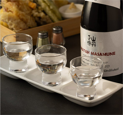 名物料理と厳選された日本酒