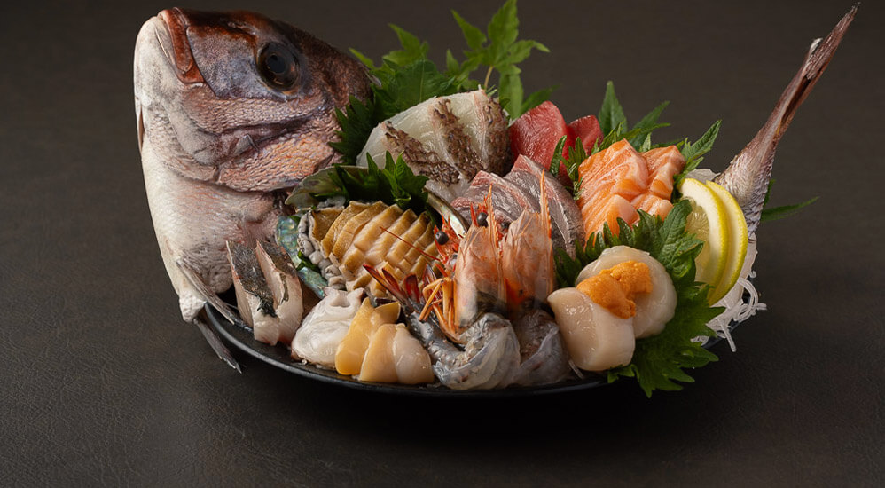 旬の新鮮な魚介が豪華に盛られた刺し盛りや鯛の姿造りがおすすめ