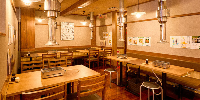 一人で、子連れで、仲間と一緒に楽しめる清潔感のある店内