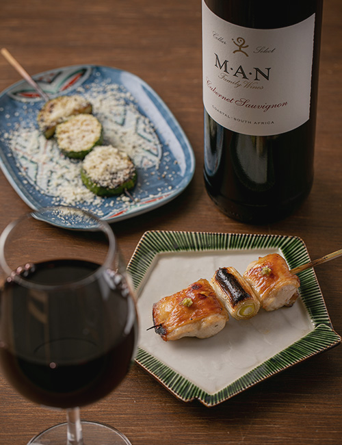 美味しい焼き鳥や串焼き、鶏料理を日本酒やワインとのペアリングで堪能できる焼鳥屋