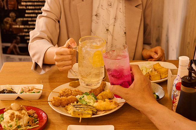 市川市、本八幡・京成八幡駅近く『食堂バル てんトかつ 本八幡店』の口コミレポート。朝〆の銘柄鶏を使用した串天や大麦仕上三元豚の串カツ、ランチ・ディナー定食が人気の居酒屋