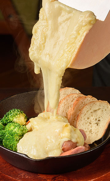 上質なチーズがたっぷりかかった名物料理