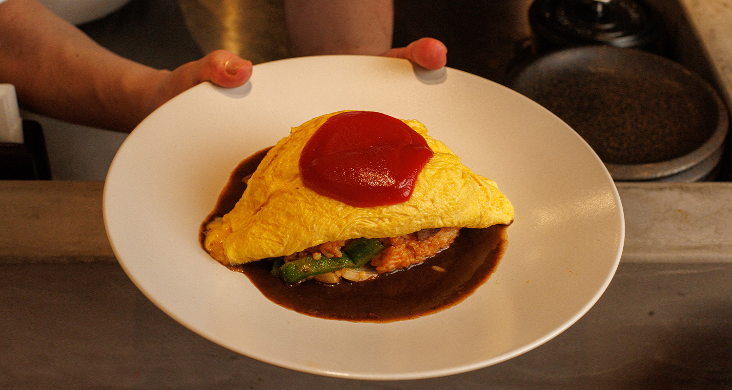 ランチ・ディナーともに味わえる名物のオムライス
