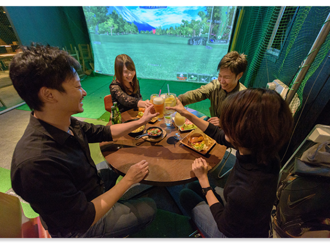 ハンバーガーと豊富なドリンク、シミュレーションゴルフを楽しめる人気のダイニングバー