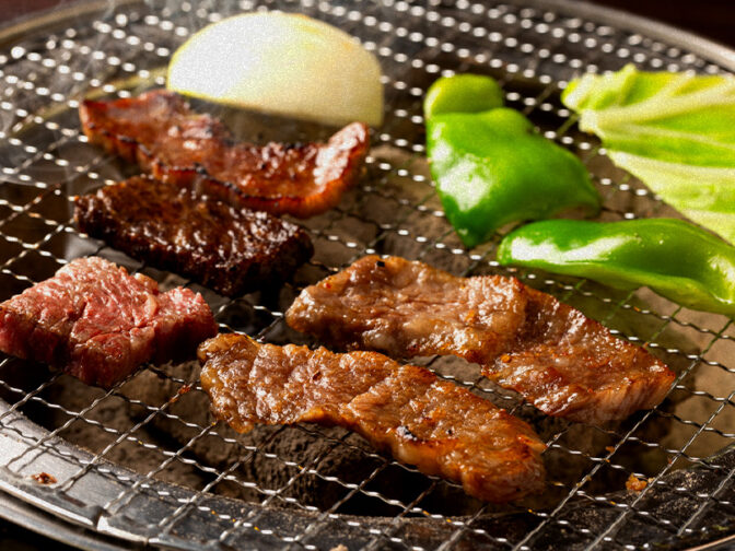 上質な和牛を七輪で焼き上げて堪能できる人気の炭火焼肉店