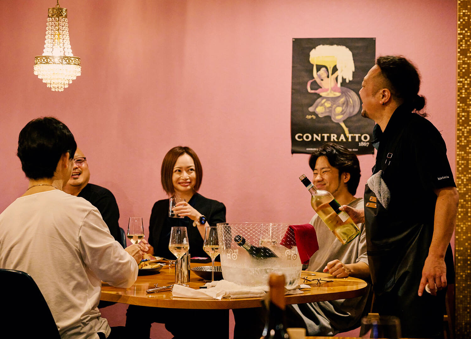 豊富な種類のワインとお酒に合うおつまみは、飲み会や宴会で人気