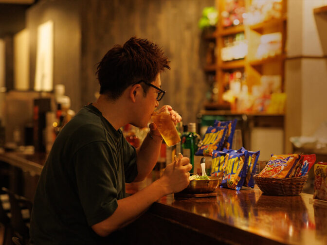 インスタントラーメンや韓国系ラーメン、唐揚げ、チャーハン等の一品料理、多彩なお酒が人気の居酒屋
