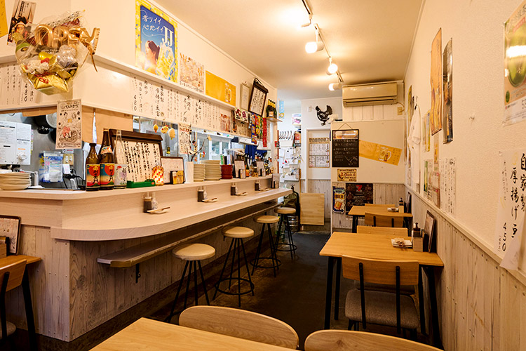一人飲みからデート、飲み会、宴会で気楽に楽しめるアットホームな店内