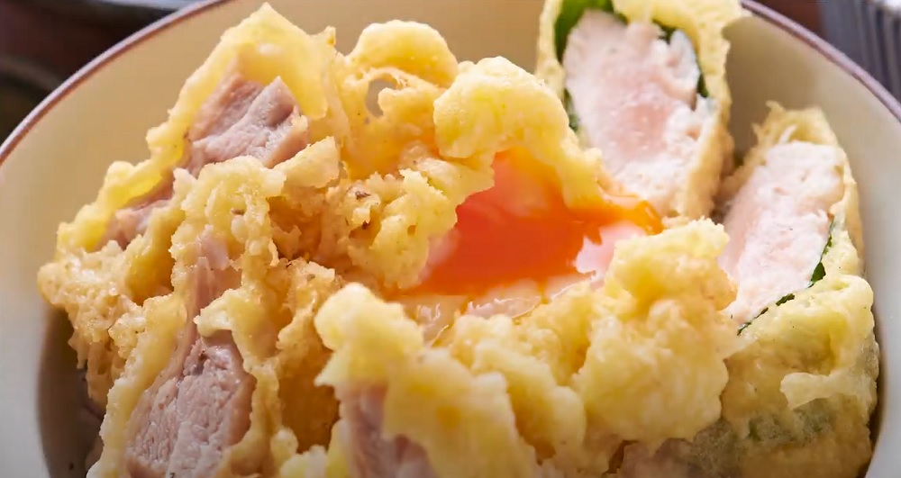 カラッと揚がった至極の鶏天丼をご自宅で!「蕎麦と鶏 はんさむ 下北沢店」 | 近くの飲食店のテイクアウト検索